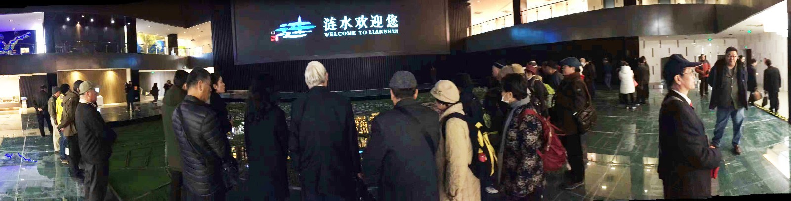 8 漣水規劃館人頭涌動，外來客商來館參觀考察.jpg